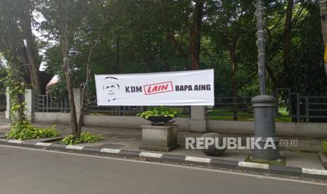 Spanduk Bertuliskan KDM Lain Bapak Aing Terpasang di Ruas Jalan di Bandung
