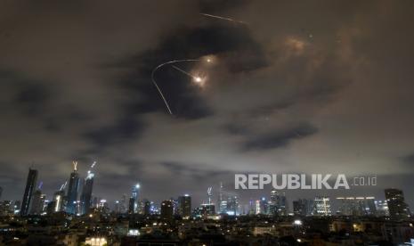 Israel Klaim Bunuh Komandan Iran, Rudal dan Serangan Balasan Warnai Langit Timur Tengah