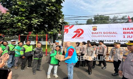 Seribu Paket Sembako Disalurkan untuk Warga tak Mampu di Bandung