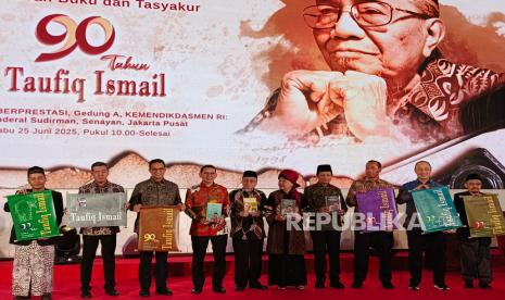 90 Tahun Taufiq Ismail, Sastrawan Besar Indonesia
