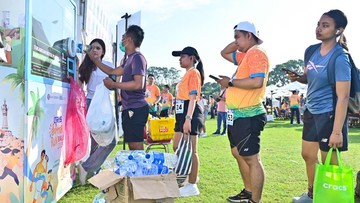 Tukar Botol Jadi Cuan! Warga Denpasar Antre di Mesin Penukar Plastik