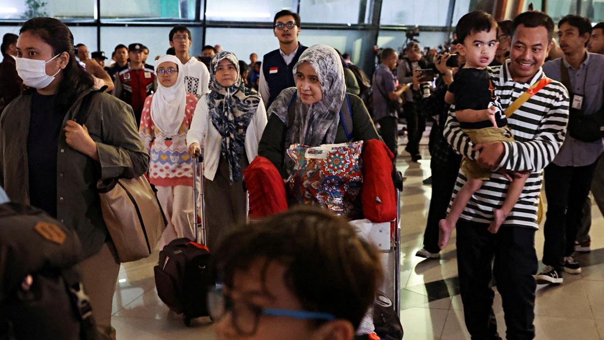 Panas Perang Israel-Iran, Potret 11 WNI Berhasil Dievakuasi Pulang
