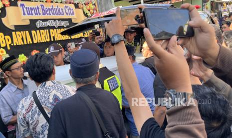 Tiba di Rumah Duka, Jenazah Diplomat Muda Arya Daru Disambut Tangis Keluarga