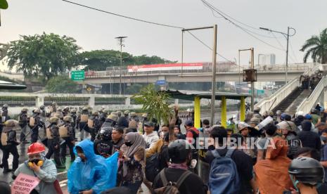 Demo Berujung Ricuh di Pejompongan, Perjalanan KRL dari Stasiun Tanah Abang ke Palmerah Dihentikan