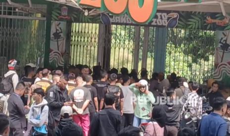 Kericuhan Terjadi Saat Kebun Binatang Bandung Ditutup Sementara